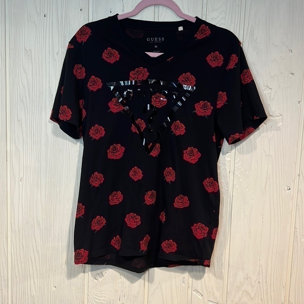Guess SIZE M T SHIRT EITH EMBLEM